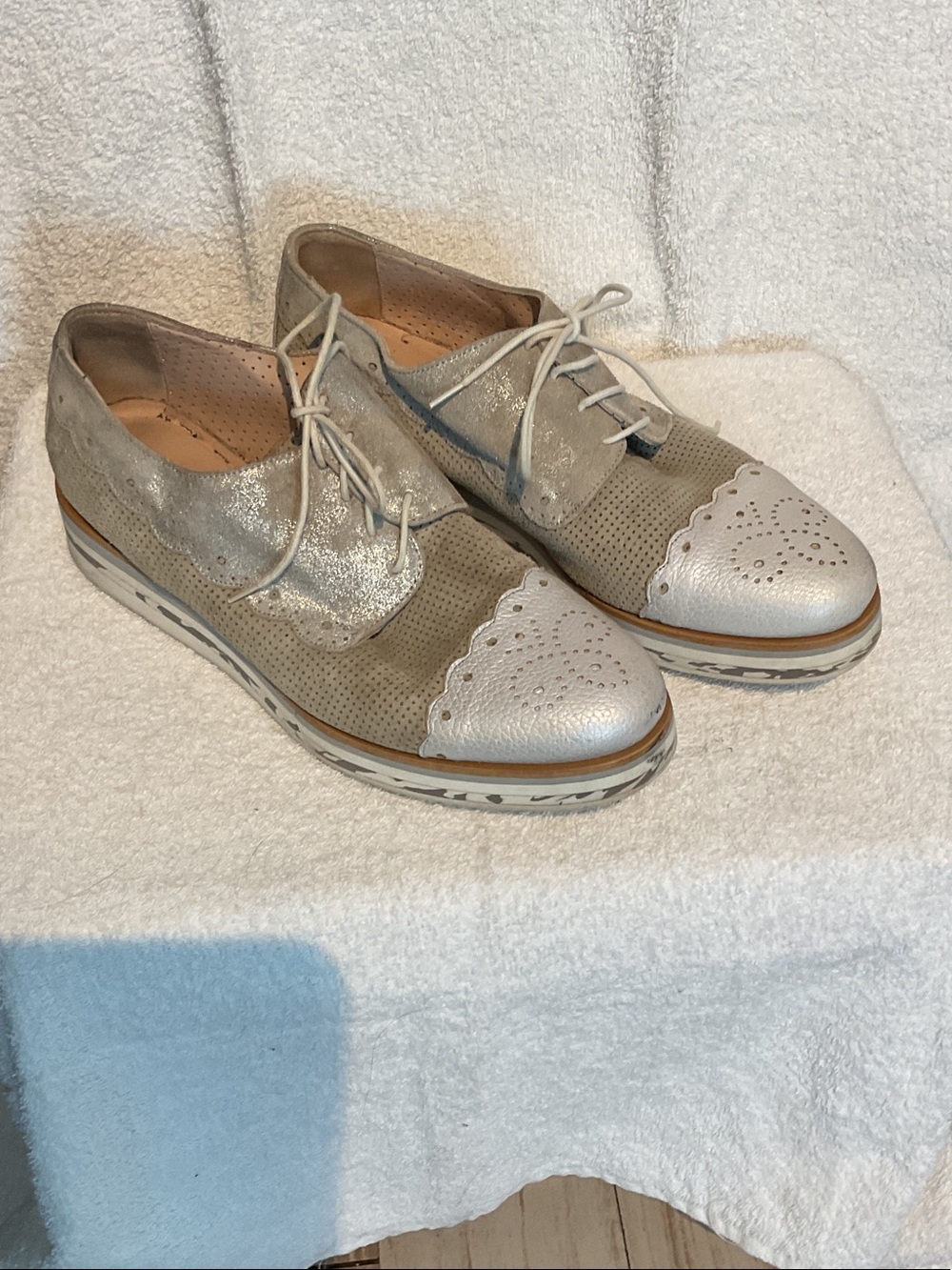 G22. Women’s Metallic Lace-Up Wingtip Flats in Silver
